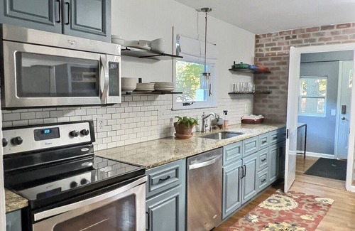Prairie Village Casa | Lovely Prairie Village House, Dog friendly
