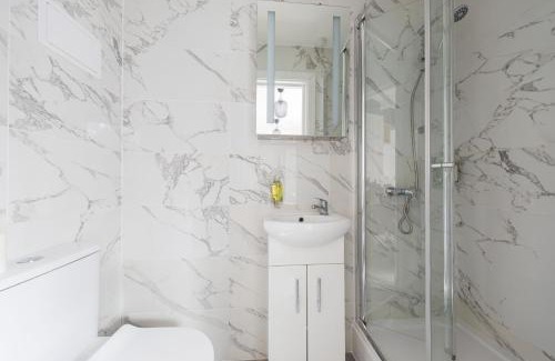 St. George's Apartamento | Lovely Private Room and Shower At Anson Hotel