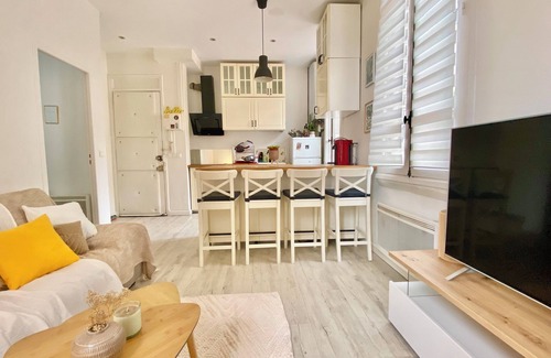 Riou - Petit Juas - Av de Grasse Apartamento | Lovely, quiet apartment. 10-minute walk to beaches and steps