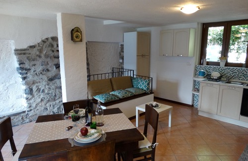 Mezzegra Casa | Encantador granero renovado, impresionantes vistas al lago, olivar, brisa y tranquilidad