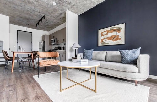 Killgubbin Apartamento | Lovely River North 1BR w/ Grills, Terrace + Fire Pits, by Blueground