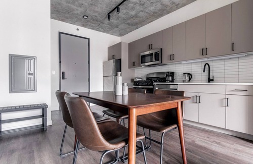 Killgubbin Apartamento | Lovely River North 1BR w/ Grills, Terrace + Fire Pits, by Blueground