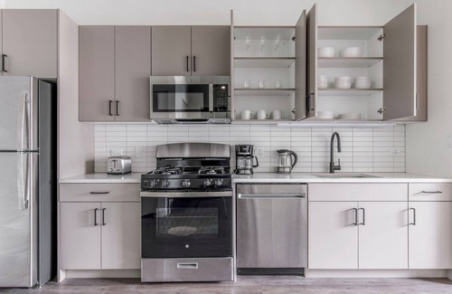Killgubbin Apartamento | Lovely River North 1BR w/ Grills, Terrace + Fire Pits, by Blueground