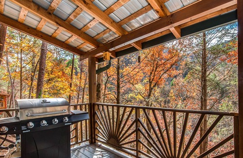 Townsend Cabina | Lovely riverfront home w/water views from balcony, WiFi, firepit, gas fireplace