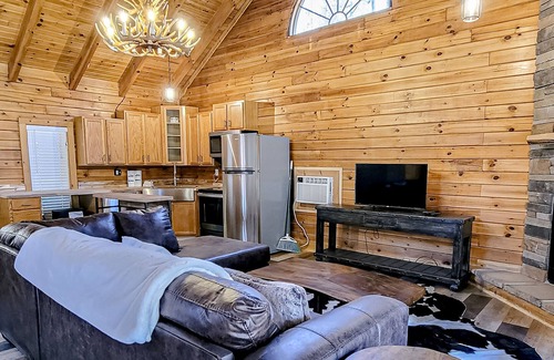 Townsend Cabina | Lovely riverfront home w/water views from balcony, WiFi, firepit, gas fireplace