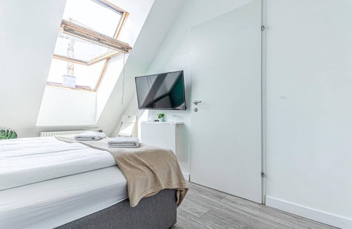 Favoriten Hotel | Lovely Room Next to Hauptbahnhof -Air conditioned