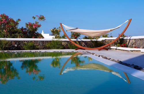 Exo Gialos Villa | Lovely Santorini Villa | 3 Bedrooms | Villa Petra | Private Pool & Outdoor Dining Area | Exo Gialos