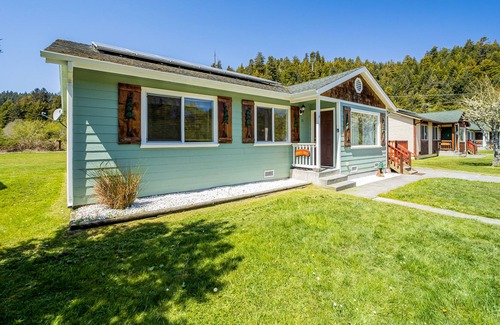 Orick Cabina | Lovely Secluded Getaway Near State Parks & Beach w/ Gas Grill & Free WiFi
