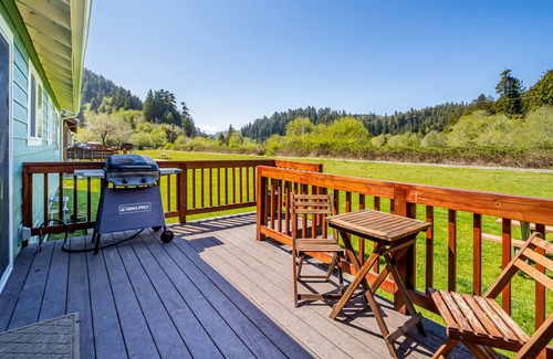 Orick Cabina | Lovely Secluded Getaway Near State Parks & Beach w/ Gas Grill & Free WiFi