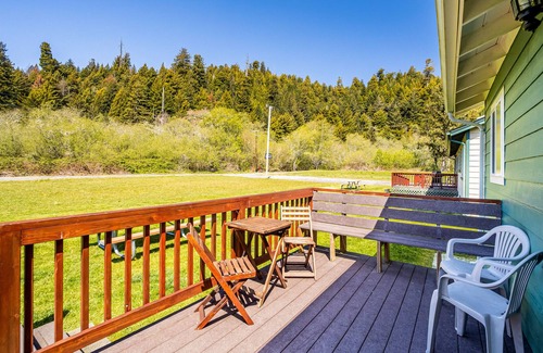Orick Cabina | Lovely Secluded Getaway Near State Parks & Beach w/ Gas Grill & Free WiFi