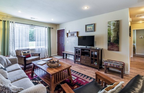 Orick Cabina | Lovely Secluded Getaway Near State Parks & Beach w/ Gas Grill & Free WiFi