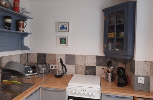 L'Isle-Jourdain Casa | Lovely self contained three bedroom house with private garden.