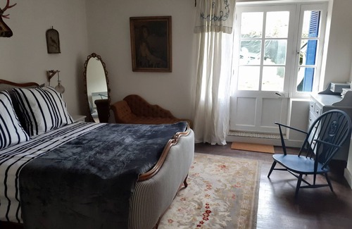 L'Isle-Jourdain Casa | Lovely self contained three bedroom house with private garden.