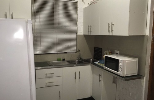 Parow North Apartamento | Precioso apartamento de una habitación con cocina y baño separados