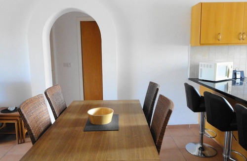 Universal Apartamento | Precioso apartamento espacioso de 2 dormitorios con piscina y cerca de las atracciones locales