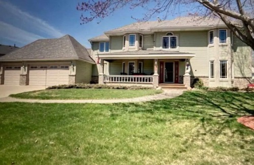 Woodbury Casa | Lovely, Spacious 5 Bedroom Home near Twin Cities