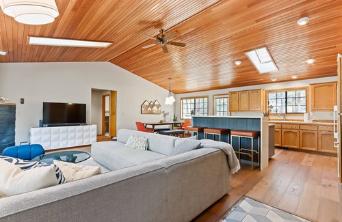 Deer Park Casa | Lovely, spacious home with SHARC access, bikes, grill, central AC & deck