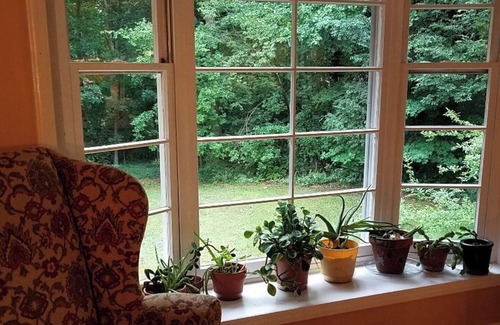 North Garrett Road Casa | Lovely, Spacious & Sunny: Sleeps 6 - Near Duke, UNC & Downtown Durham w/ Nature!