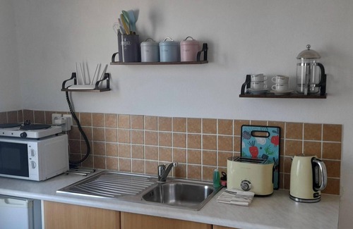Petaleia Apartamento | Lovely Studio in Strinilas With its own Pool