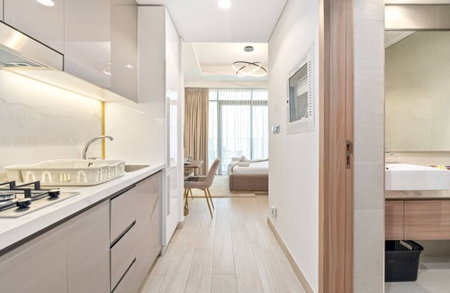 Jadaf Apartamento | Lovely Studio with Cozy Balcony and Outdoor Pool