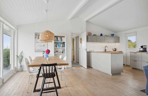 Skastrup Strand Casa | Lovely summerhouse by Skaastrup Strand w sea view