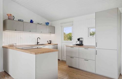 Skastrup Strand Casa | Lovely summerhouse by Skaastrup Strand w sea view