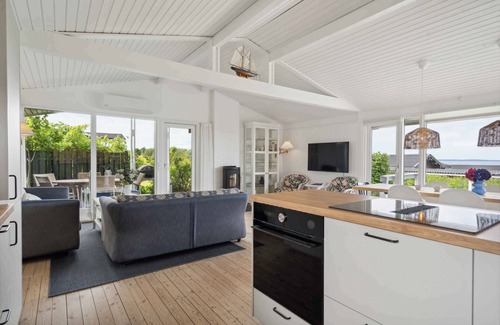 Skastrup Strand Casa | Lovely summerhouse by Skaastrup Strand w sea view