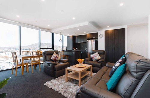 Phillip Apartamento | Lovely Sunny 2-bedroom Apartment with Pool and Gym