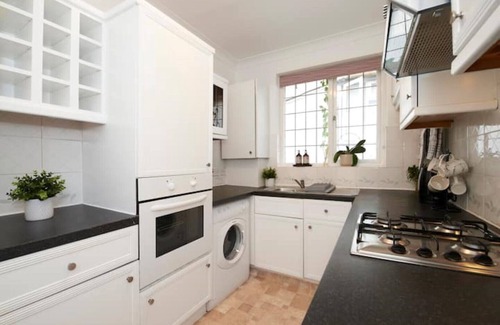 Golders Green Casa | Lovely, Three bed North West London Apartment with parking
