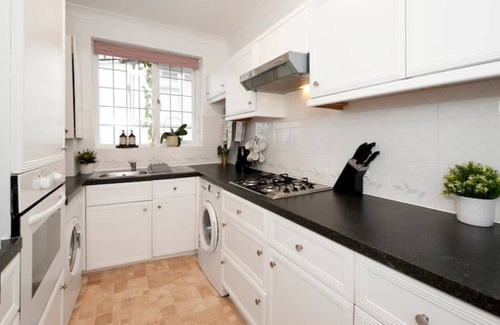 Golders Green Casa | Lovely, Three bed North West London Apartment with parking