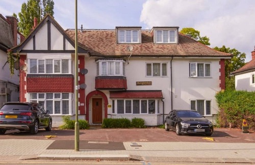 Golders Green Casa | Lovely, Three bed North West London Apartment with parking