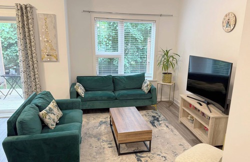 Rosemount Casa | Lovely Townhouse. 5 min Fairway Station.12 min Conestoga College.14 min Waterloo