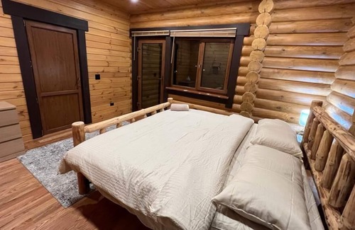 Henryville Cabina | Lovely True Mountain Log Home w/ heated Pool!