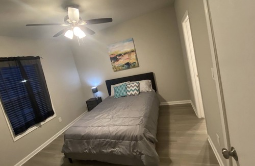 Milwood Condominio | Lovely Two Bdrm Unit W/Fireplace Near Domain/Q2
