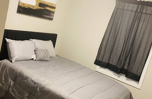 Milwood Condominio | Lovely Two Bdrm Unit W/Fireplace Near Domain/Q2