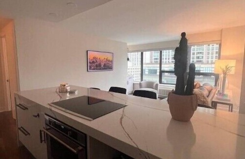 Streeterville Cabina | Lovely Two Bedroom Condo w/ Pool