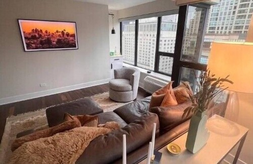 Streeterville Cabina | Lovely Two Bedroom Condo w/ Pool