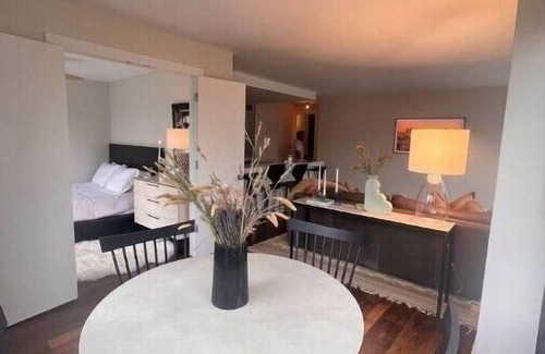 Streeterville Cabina | Lovely Two Bedroom Condo w/ Pool