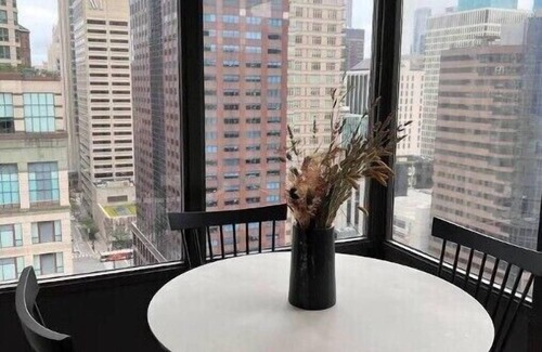 Streeterville Cabina | Lovely Two Bedroom Condo w/ Pool