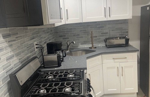 Queens Apartamento | Lovely unit W Washer & dryer/garage. 10 min to JFK