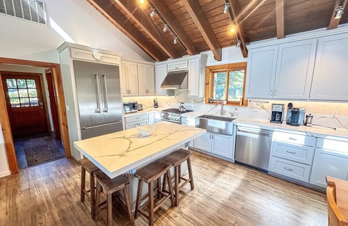 Bear Valley Cabina | Lovely updated cabin with views - sleeps 9 in Bear Valley with WiFi access