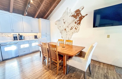 Bear Valley Cabina | Lovely updated cabin with views - sleeps 9 in Bear Valley with WiFi access
