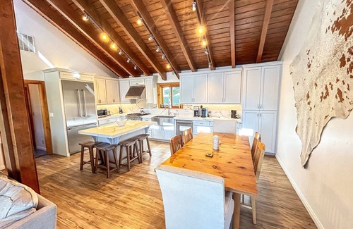 Bear Valley Cabina | Lovely updated cabin with views - sleeps 9 in Bear Valley with WiFi access