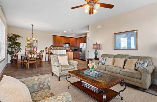 Jonestown Condominio | Hermosa villa en Hollows Resort en Lake Travis, Lake & Hill Country View, 4 piscinas - Infinito, bañera de hidromasaje, 2 piscinas de spa, club de playa / parrilla, acceso a la orilla del lago, Snowbirds y tejanos de invierno.
