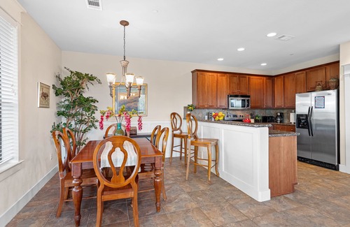 Jonestown Condominio | Hermosa villa en Hollows Resort en Lake Travis, Lake & Hill Country View, 4 piscinas - Infinito, bañera de hidromasaje, 2 piscinas de spa, club de playa / parrilla, acceso a la orilla del lago, Snowbirds y tejanos de invierno.