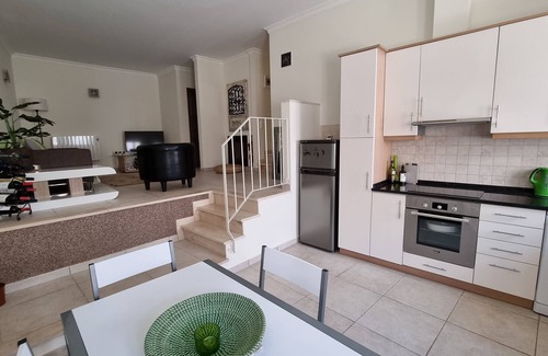 Raposeira Casa | Encantadora casa de pueblo cerca de muchas playas. Gran terraza privada en la azotea.