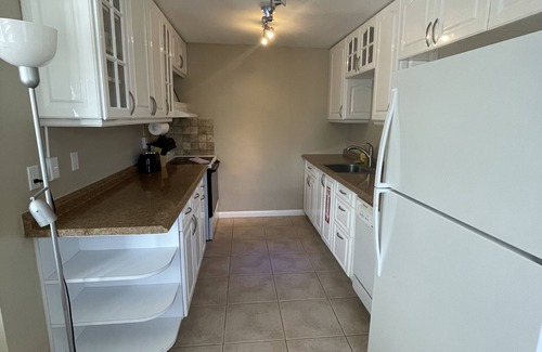 Riverside Park Apartamento | Lovely waterfront two bedroom house with parking