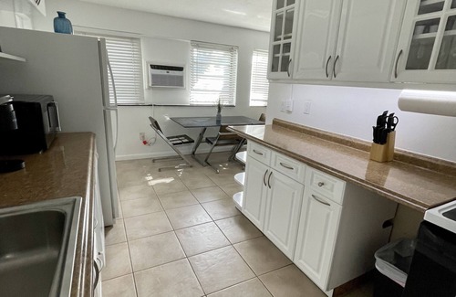 Riverside Park Apartamento | Lovely waterfront two bedroom house with parking