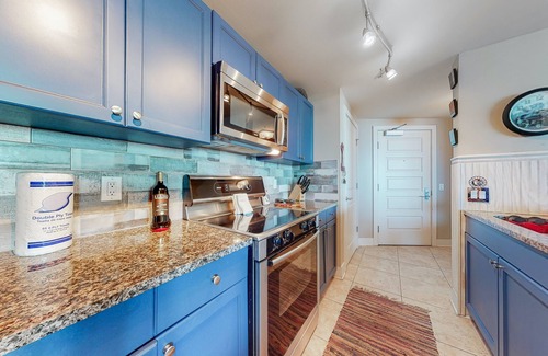 Galveston Condominio | Lovely waterfront condo on the beach with pool & hot tub - dog-friendly