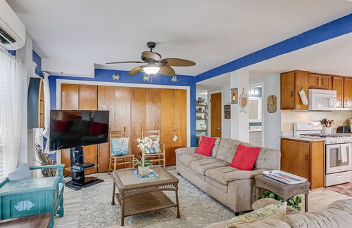 Palm Harbor Casa | Lovely waterfront home with balcony, full kitchen, & dog-friendly
